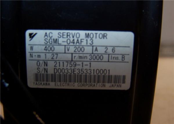 Yaskawa 200 VOLT 3000 RPM AC SERVO MOTOR 400W 200V 2.6A SGML-04AF13 New in box