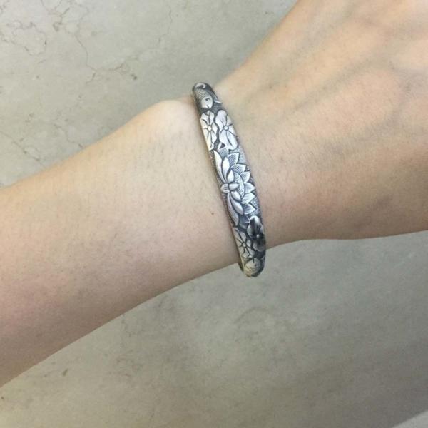Women Engraved Water Lily Buddhist Sutras Sterling Silver Cuff Bracelet (XH056241)