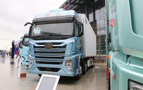 Qingdao Jiefang Yingtu Business Class 620 Horsepower 8X4 9.5m AMT Automatic Transmission Refrigerated Truck (liquid Buffer)