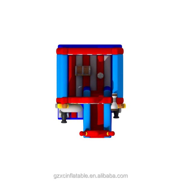 El crucero cuenta con un interesante castillo de salto inflable y una casa de salto