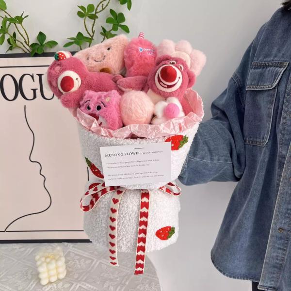 Cartoon Bouquets de fleurs de poupée d'ours à la fraise Bouquets de fleurs d'ours à la fraise pour la petite amie en tant que poupée Bouquets de fleurs pour le festival Qixi Saint-Valentin pour les aveux de remise des diplômes