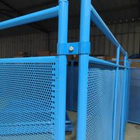 Le bâtiment de luxe de couleur bleue en acier, un chenil pour chiens, une école d'hôtes.