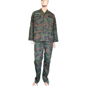 Uniforme militar para combate y actividades al aire libre