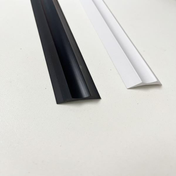 O processo de extrusão cria um bom acabamento visual no filé de vinil flexível para pisos
