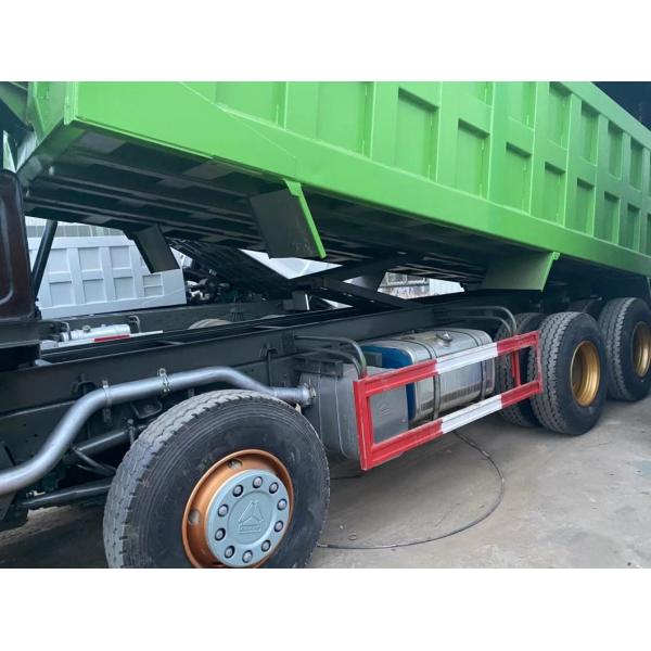18 кубометров вместимости используется HOWO 6X4 тяжелый грузовик с ручной трансмиссией
