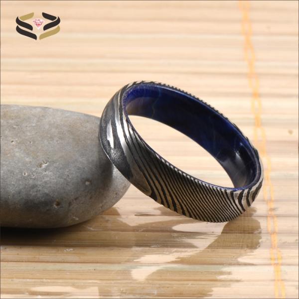 Anneaux de mariage de Damas gravés 6 mm 8 mm avec incrustation de manche en bois bleu violet