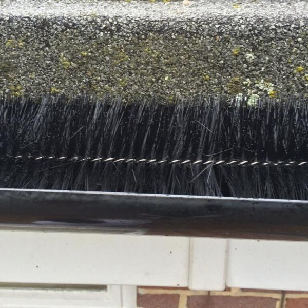Black Bristle Color Gutter Cleaning Brush 4m Rolls 100mm OD For Gutter Protection