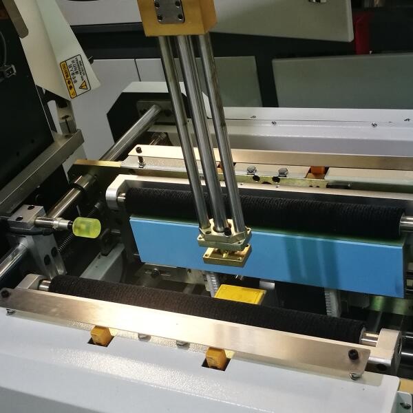 Machine rigide semi automatique de fabrication de cartons, équipement de fabrication de cartons de cadeau avec la fonction de mémoire avec la vitesse stable 16-22pcs/min