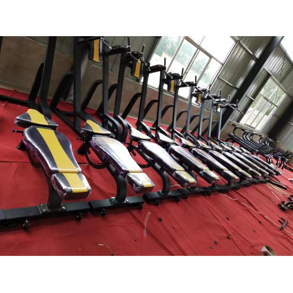 Los rodillas verticales de larga duración hacia arriba sumergirse en el ejercicio de entrenamiento Equipo de ejercicio