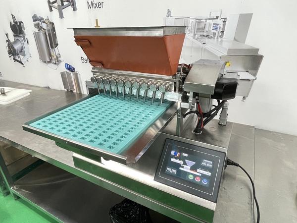 Petite machine à faire des bonbons à base de chocolat sur table Machine à déposer du caoutchouc Capacité 60 kg