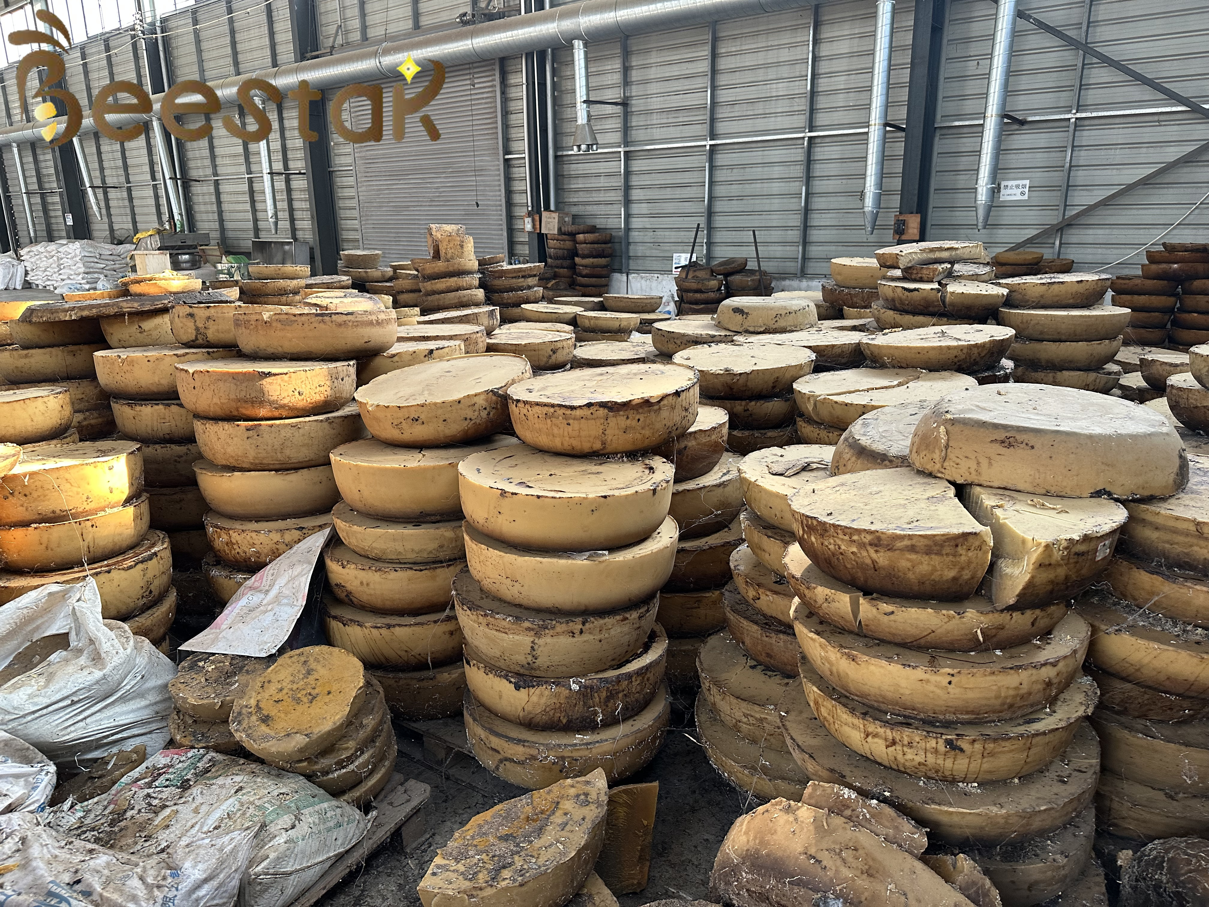 Pure Natural Beeswax Unprocessed Raw Crude Grade Food Cosmetic Grade with Melting Point 62~67℃