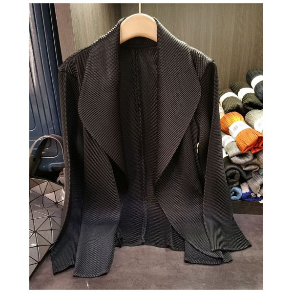 Spring 2025 Women's Solid Color Lapel Long Sleeved Pleated Women's Long Coat
