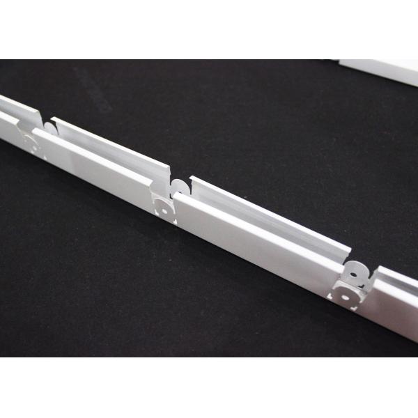 Потолок решетки металла нутряного треугольника орнамента алюминиевый суспендиров