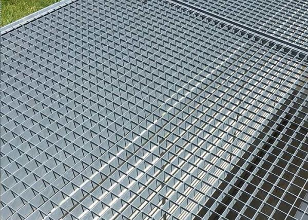 La reja de acero galvanizada tiene final y moho brillantes sin necesidad de mantenimiento higiénicos y limpios como reja de la plataforma para los aeropuertos