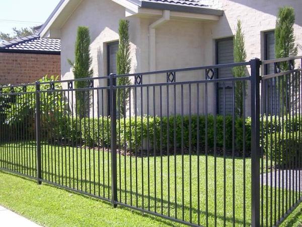 Premier Wholesale Steel Fence Supplier, Hot Dip Galvanized Iron Fencing Design