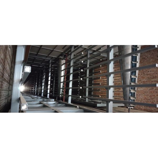 Single-layer tunnel dryer with channel-type structure and hot air circulation for flexible drying time in brick production