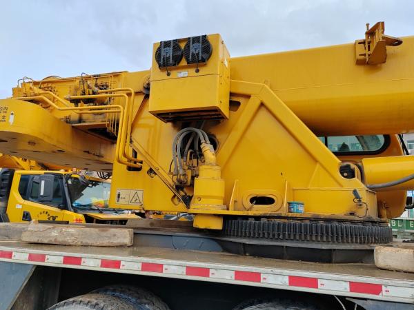 Équipement de levage de grue hydraulique mobile pliable de 50 tonnes monté sur un camion