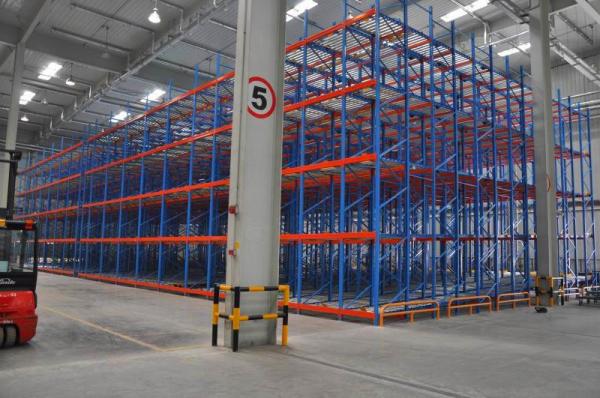 ISO 14001 FILO Sistema de estanterías de almacenamiento de paletas por gravedad 500 kg de carga
