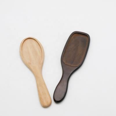 Une brosse à cheveux en bois lisse