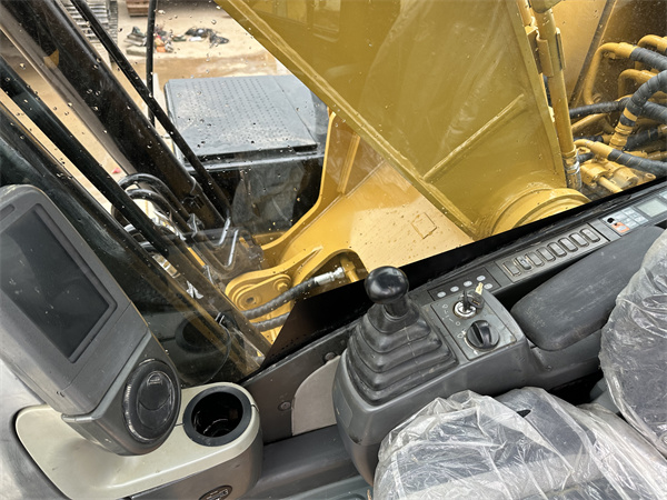 Crawler Moving Type Used Caterpillar Excavator 320D2 for Your Construction Needs