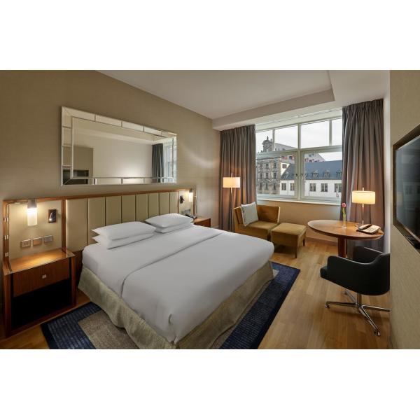 A mobília acolhedor do quarto do hotel de estofamento ajusta-se/a mobília