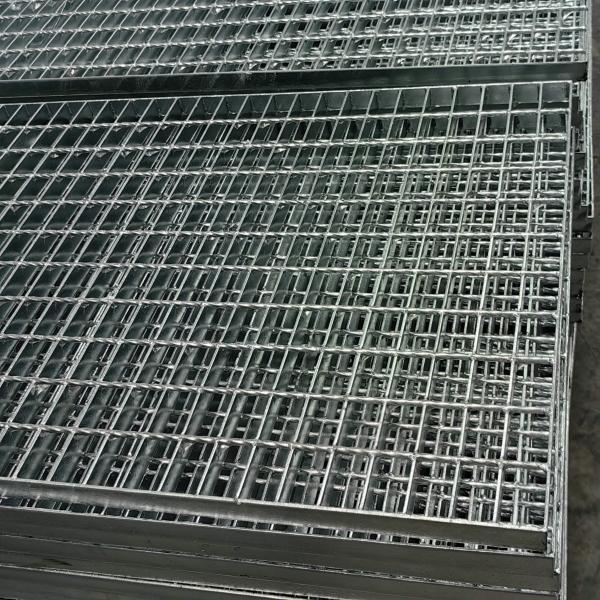 30mm Pitch 30mm Space Bar Grating Mesh / Flat Steel Grating Flat Bar Flooring