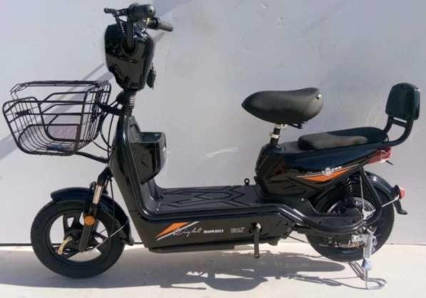 O trotinette elétrico de 14 polegadas para a bateria de armazenamento acidificada ao chumbo 48v das senhoras 12Ah 500w motorizou