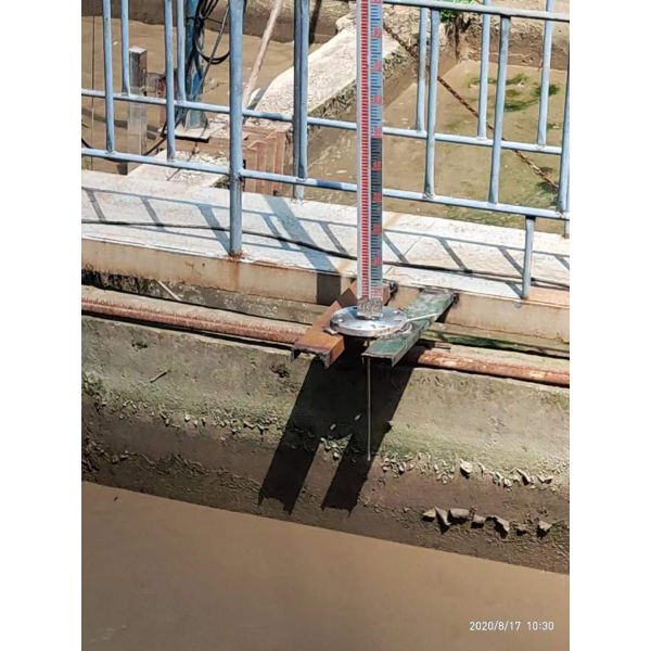 Top-mounted Magnetic Level Gauge With Remote Transmission