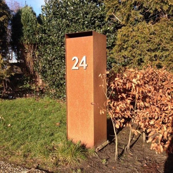 Caixa de cartas de metal Corten Escultura de jardim de aço atraente para espaços ao ar livre