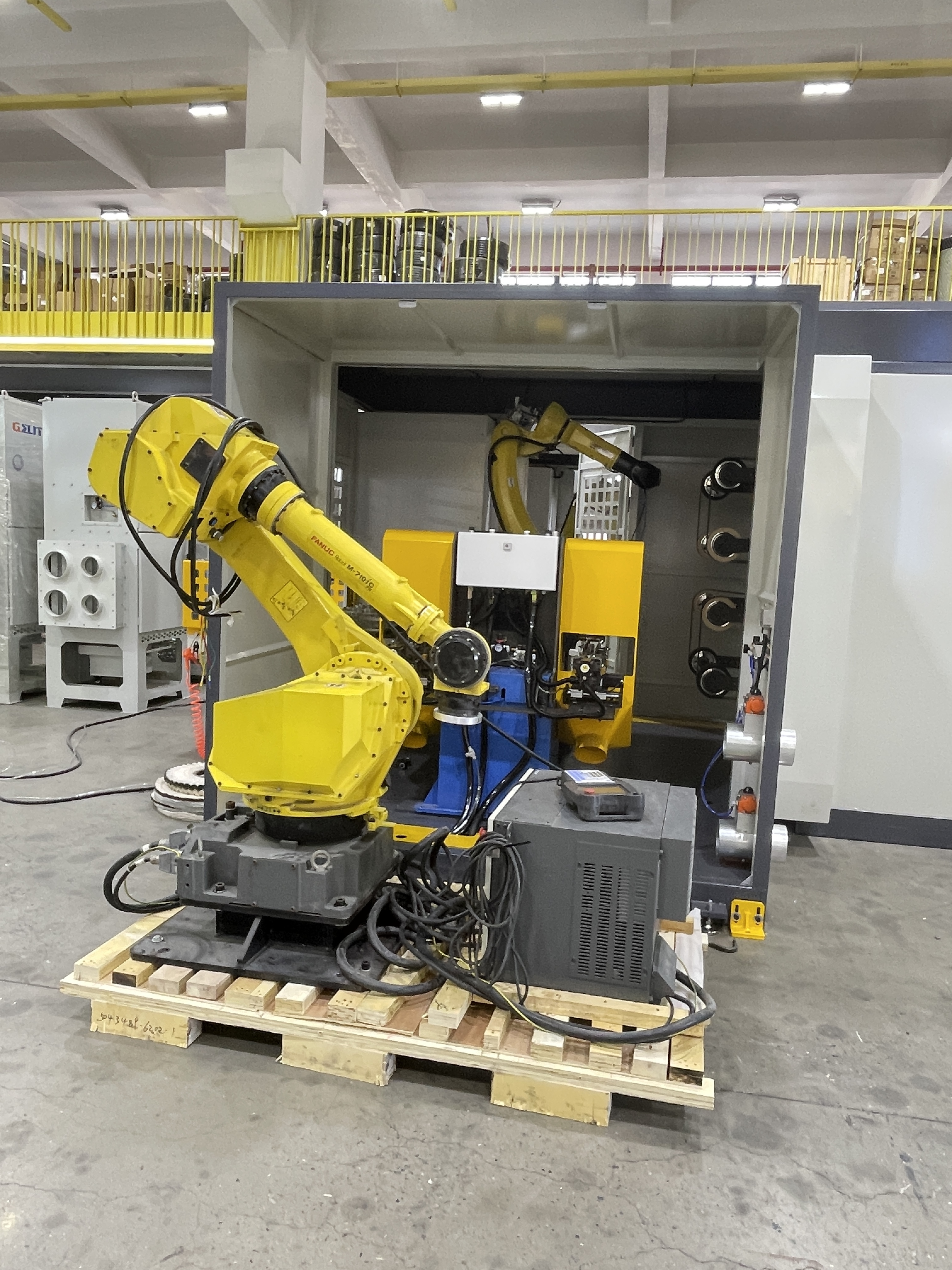 Mirror Finish Robotic Aluminum Polishing Machine For Cooler Housing