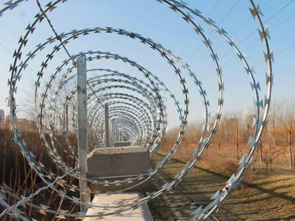 New high quality china manufacture Hot Dipped Galvanized Barbed Wire large inventory fast shipments