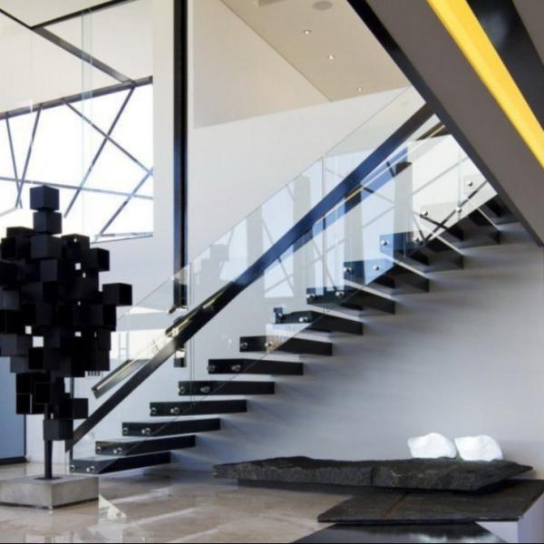 Escaleras flotantes de diseño moderno personalizadas con pisada de cuarzo y un mono-stringer invisible