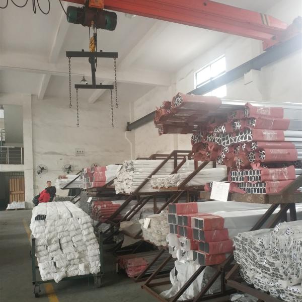 Аксессуары прокладок изготовленной на заказ алюминиевой трубки штранг-прессования алюминиевые обшивают панелями свет СИД