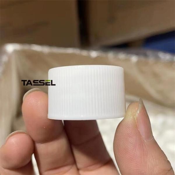 Завинчивая пробка ЗАПАСА 28/410 белая ребристая с вкладышем для пластиковой бутылки