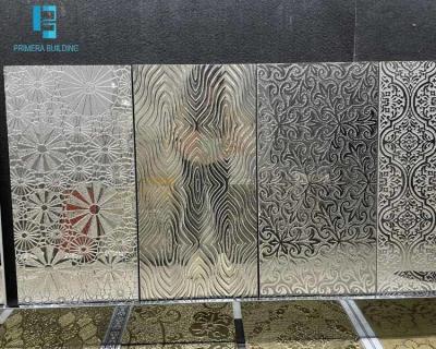 Le mur de salle de bains d'épaisseur de 3 10mm mis le feu par périodes couvre de tuiles la couleur d'or et argentée SASO