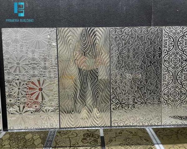 Le mur de salle de bains d'épaisseur de 3 10mm mis le feu par périodes couvre de tuiles la couleur d'or et argentée SASO