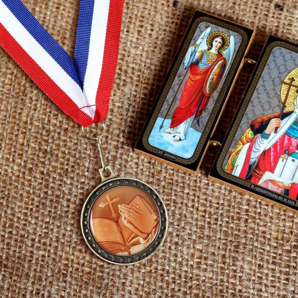 Médaille de croix religieuse gravée sur mesure avec ruban de col cadeau