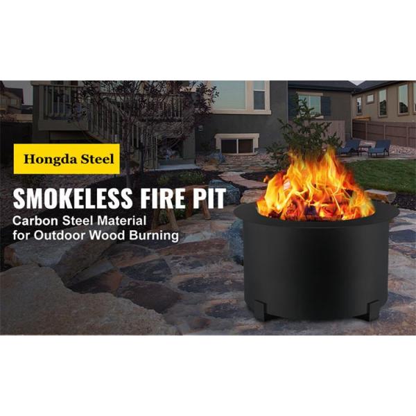 Плита углерода стальная портативная располагаясь лагерем вокруг деревянной ямы огня горящего дыма свободной