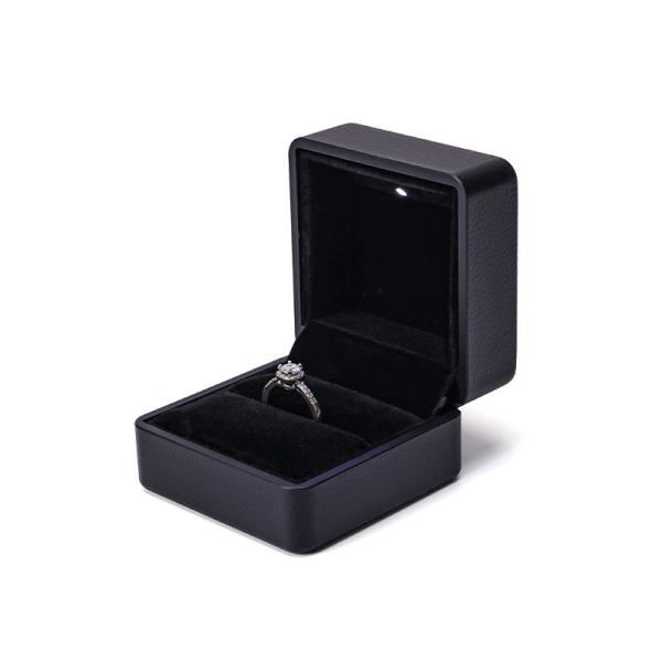 Caja de anillos personalizados Hanhong con luz 6.5 * 6.5 * 4.5cm Tamaño Cuero negro y material de terciopelo