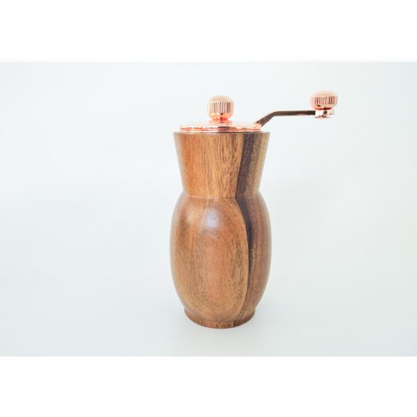 Древесина натурального цвета, деревянный набор для измельчения соли и перца.