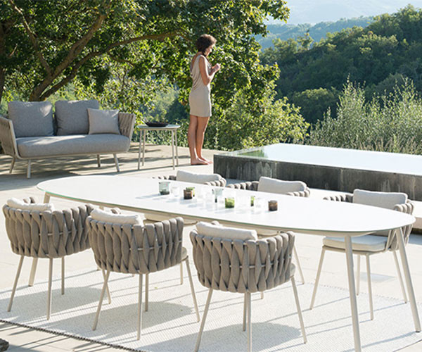 L'osier extérieur de rotin dinant des chaises avec des bras imperméabilisent la corde de patio tissée 200cm