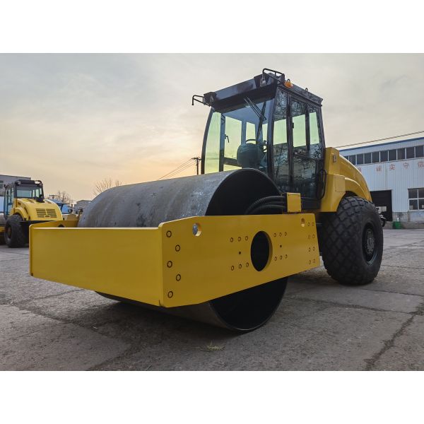 16-ton roller road machinery equipment, double-drive vibrating roller, high-performance roller made in China, hydraulic vibration technology uses world advanced technology, high reliability, easy and