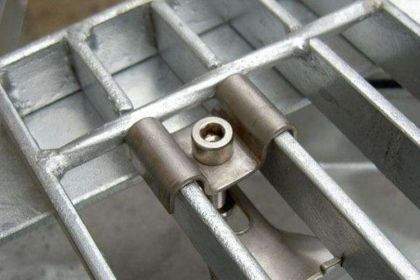 Решетка стального прута седловины закрепляет гальванизированную струбцину установки