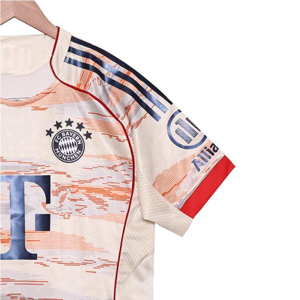 Le nouveau maillot de la saison 2025-2026 du Bayern Munich supporte la personnalisation du groupe.