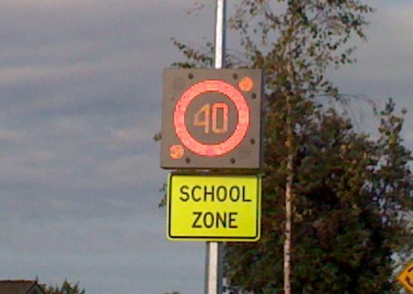 Auto Dimming Flashing Speed Limit Signs , Led Programmable Sign Easily Operation By Hand