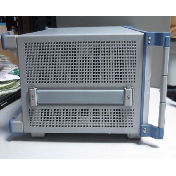 Testeur universel de communications radio Rohde & Schwarz CMU200 pour divers tests de la fonctionnalité vocale des téléphones mobiles