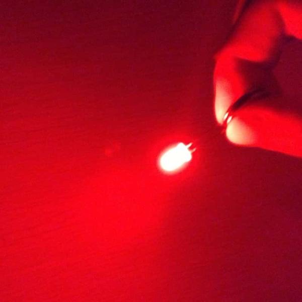 2.5Hz ディフューズ・ネブキーレンズ 630nm レッドカラー LEDダイオード 30度 3mm Through Hole Flash Blink LED
