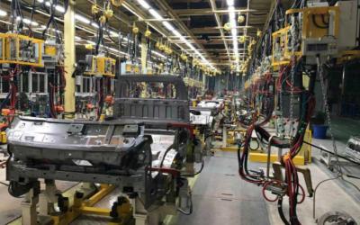 Através da linha de produção projeto da soldadura automática do automóvel D7