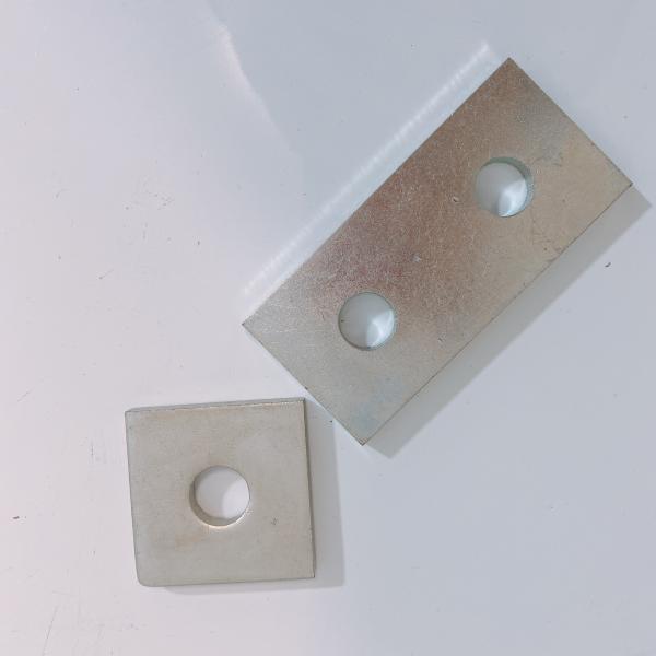 Квадрат формирует утюг угла алюминия ставит в скобки штуцеры кронштейна для строя установки металла