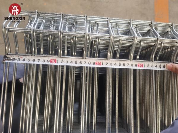 ISO9001 V Bending Iron Wire Garden Curved Mesh Fence Panel 2-4folds